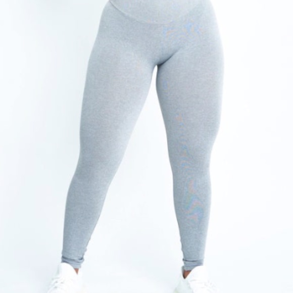 Light grey scrunch butt leggings - Picture 3 of 3